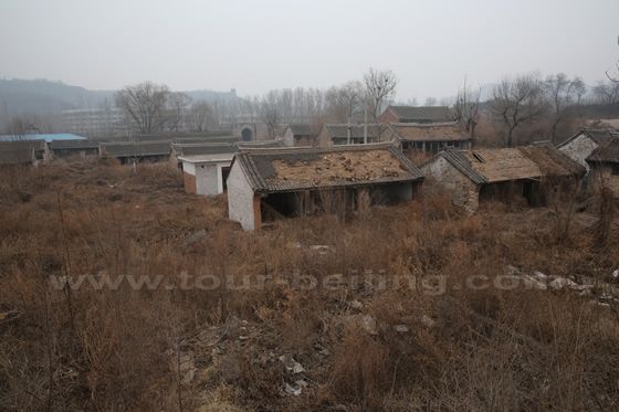 Standing the southern city wall, you could see the empty and dilapidated houses inside3