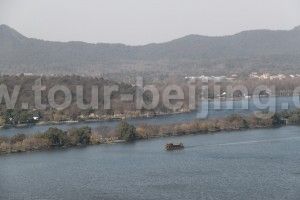 Su Casuseway cuts the west part of the West lake
