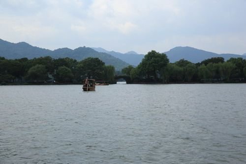 Have a distant view of Su Causeway