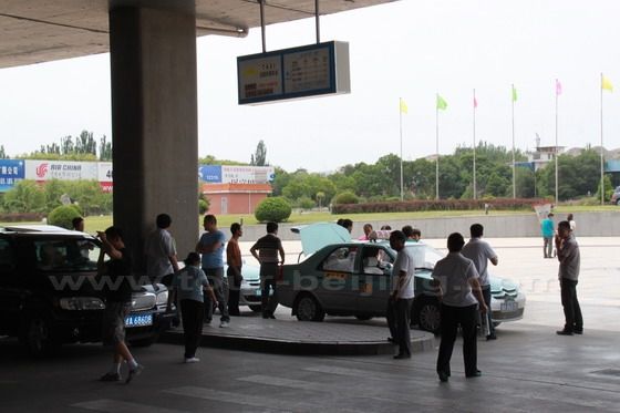 Take a taxi to your hotel in the city of Laznhou