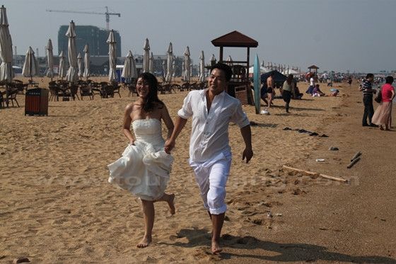 Taking marriage photos at Dongjiang Bay Beach