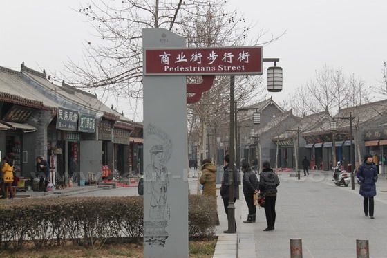 The 2KM Pedestrian Street leading to the entrance to Longment Grottoes