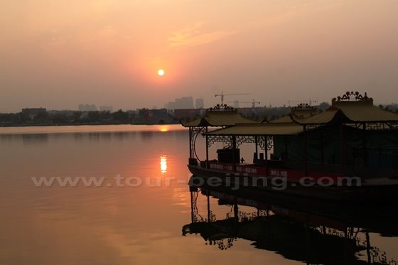 The setting sun is over the West Lake 