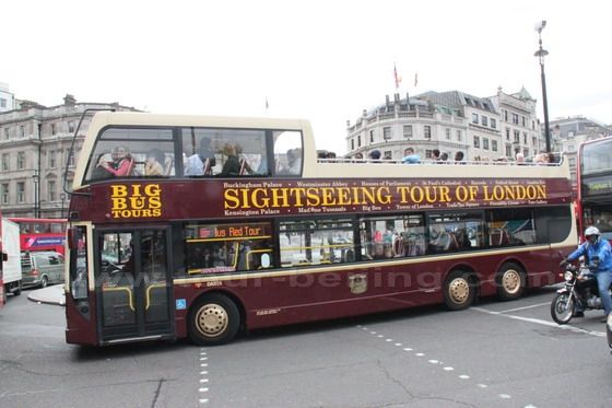 The Bis Bus is driving by the famous Trafalgar Square