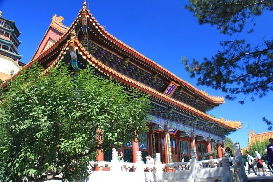 The Cloud-Dispelling Hall on the slope of the Longevity Hill