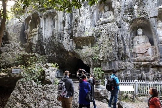 The Entrance to Longhong Cave 