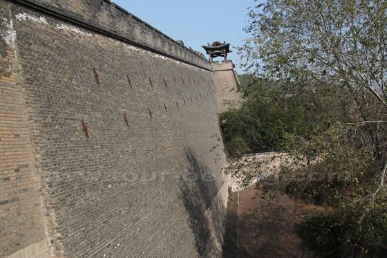 The Red Gate Castle is circled by a high city wall, comparable to the Great Wall in height and width.
