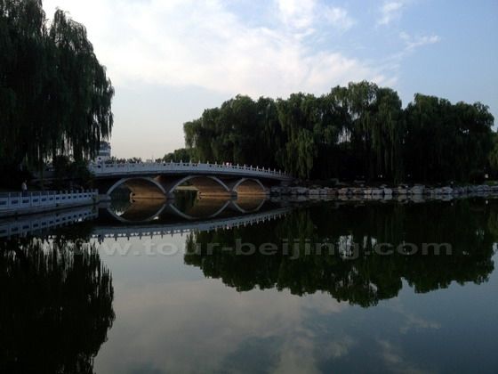 The Xiehu Bridge connects the Mid-Lake Isle with the bank.