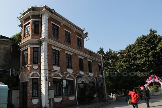 The big and old houses were originally built in Qing Dynasty and the Republican Era of China 