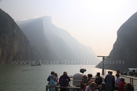 The boat approached the entrance to Qutang Gorge.