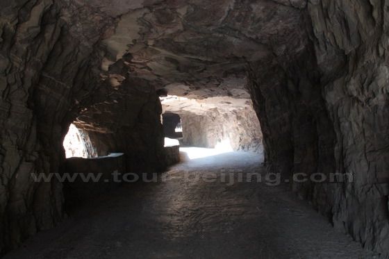 The carved tunnel rock road is quite primitive without any suports or cements.