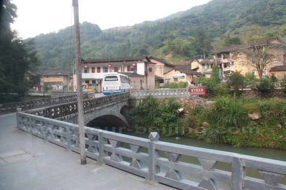 The clay buildings in Taxia Village are built evenly along the banks of the river passing through the village
