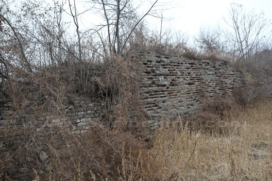 The east side wall of the old castle,  close to the huge parking east of the entrance to Gubei Water Town.