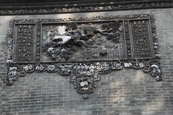 The exquisite stone carvings on the wall