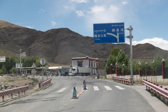 The fork roads to Zhangmu and to Ali Region are met in Lhatse