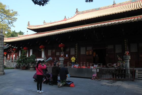 The front gate to Mahavira Hall 