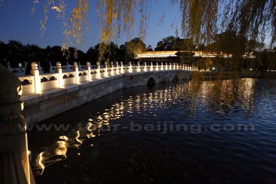 The lit Yong'an Bridge 