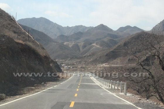The newly built county-level highway is of high quality.
