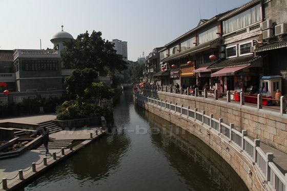 The old houses lie on the banks of Lizhiwan River. 