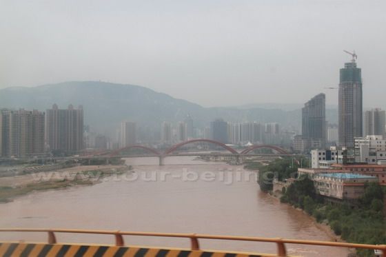 The shuttle bus passes through the bridge over the Yellow River.