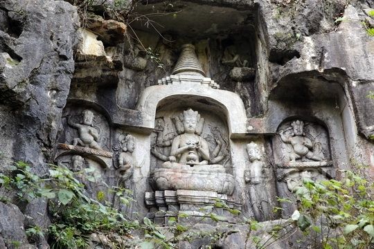 The statues of Ushnishavijaya 