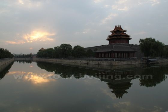 The sun defies the blocking of the clouds and gives out radiant rays.1