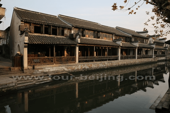 The two-story wooden houses by the canal