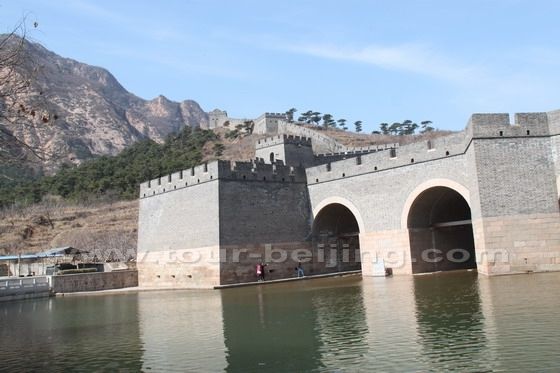 The wall bridge has two inner cities at its two ends