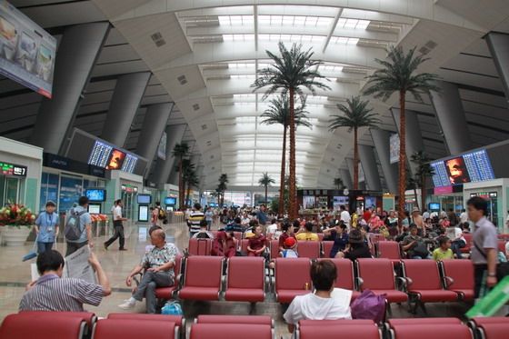 There are totally two parallel 24 check-in gates in the middle of the hall from south to north