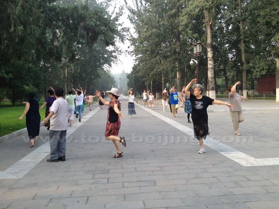 This group of people are Tibetan dancing fans
