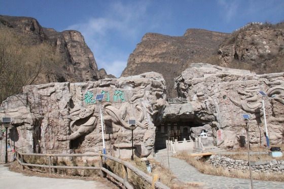 This is the entrance to Longmenjian Canyon. We are only visitors today and enjoy free tickets.