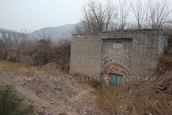 This is the south gate to the castle.  I jump on to the southern city wall for a panaromic view of the broken old buildings inside the castle.  