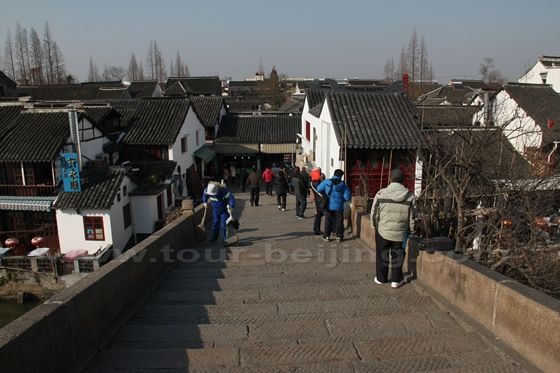 Walking down the Fangsheng Bridge