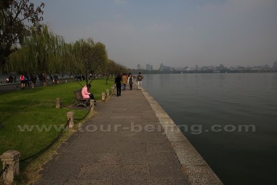Walking on the lake edge, appreciating the hazy West Lake.