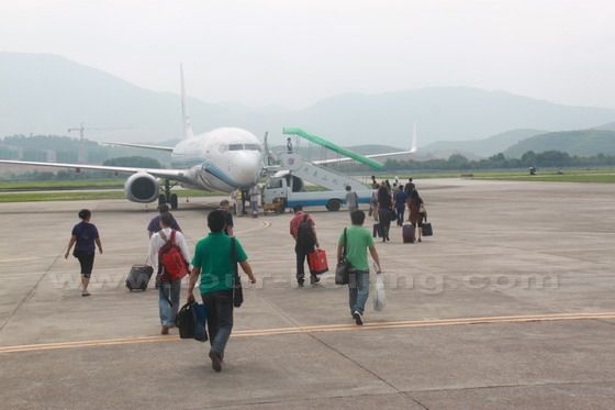 We are boarding a plane for Xiamen from Wuyishan.
