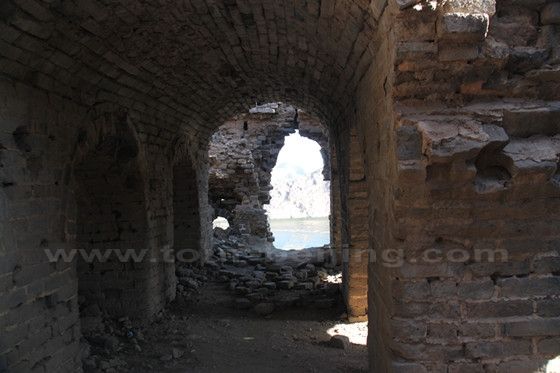 We are insidet the first tower on the south section of Xifengkou Great Wall.