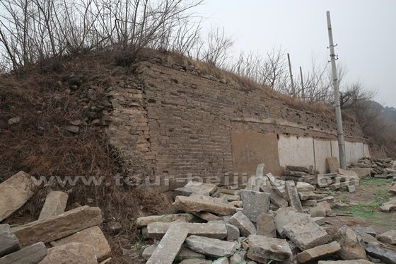 We find a great number of the stones an slabs by the castle. It seems that the local government is going to retore the old castle, Beijing