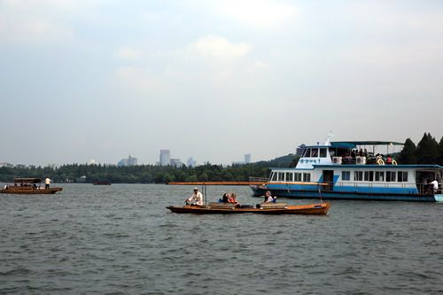 A pleasant and comfortable boat cruise on West Lake.