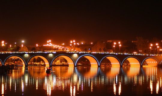  Xian Qujiang Pool Park