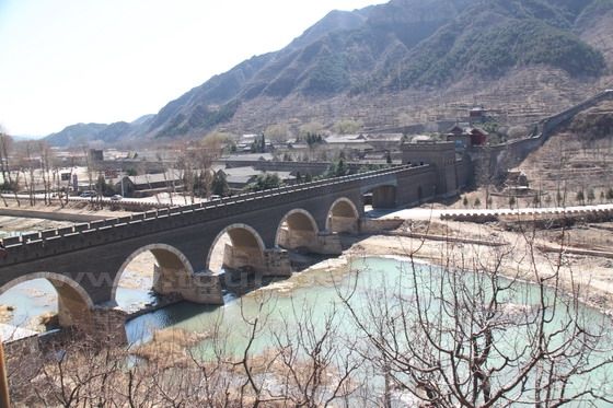 a close look at the five arch water gate wall