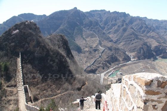 a steep mountain ridge which makes a wall unnecessary