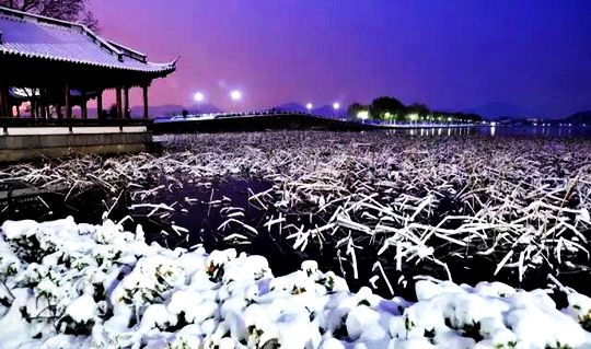 The  Broken Bridge and Bai Causeway after dark