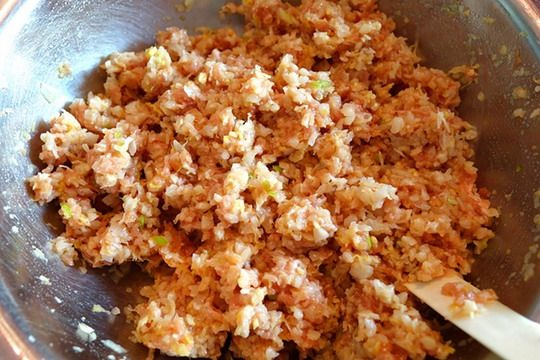 Mixing chopped Suan Cai with minced port