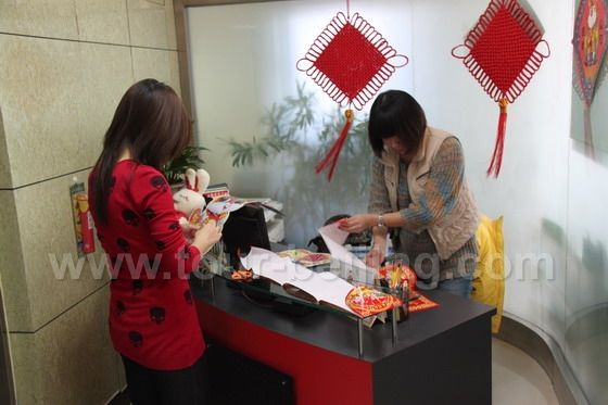 Office Decorations for the Chinese New Year at www.tour-beijing.com