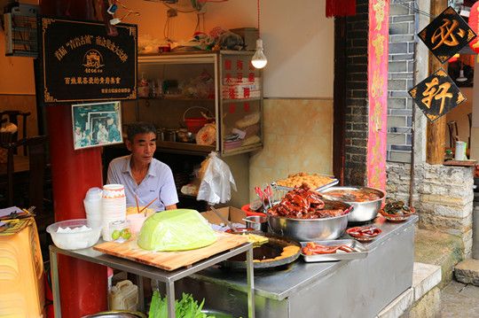  pot-stewed pigs' trotters in Qingyan