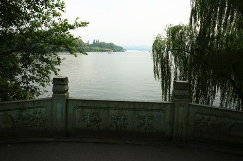 Standing on Dongpu Bridge, you can have a clear view of sunrise 