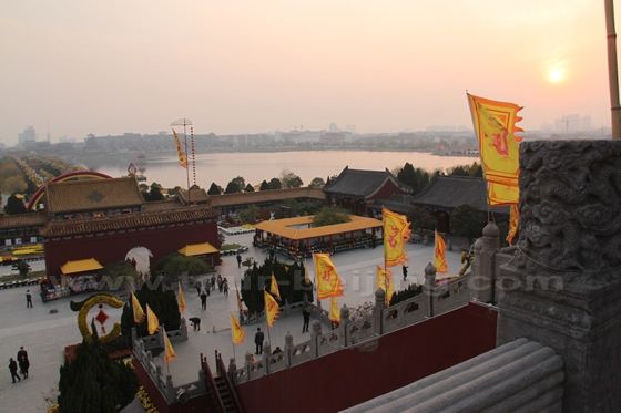 the beautiful setting sun is high up over the Dragon Pavilion Park.