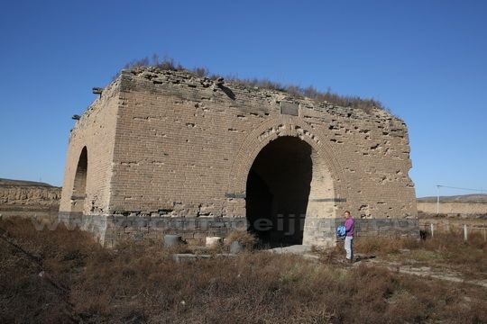 A unrestored Ming-era gate. 