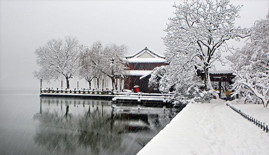Snowfall makes West Lake more attractive.